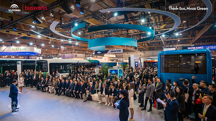 Yutong lancia la tecnologia EV a lunga durata al Busworld Europe 2025 e si aggiudica sette importanti premi