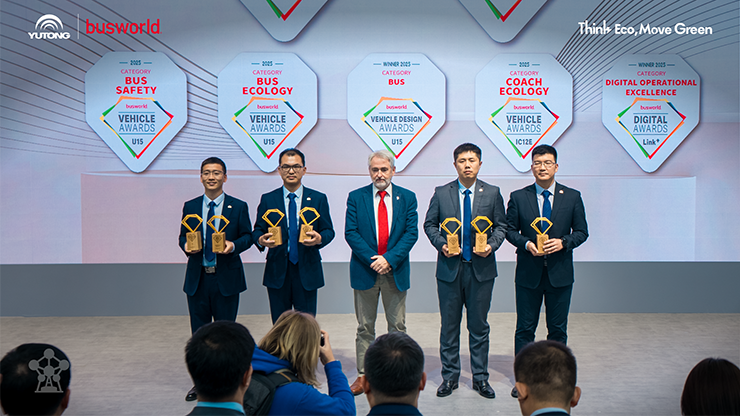 Yutong lancia la tecnologia EV a lunga durata al Busworld Europe 2025 e si aggiudica sette importanti premi