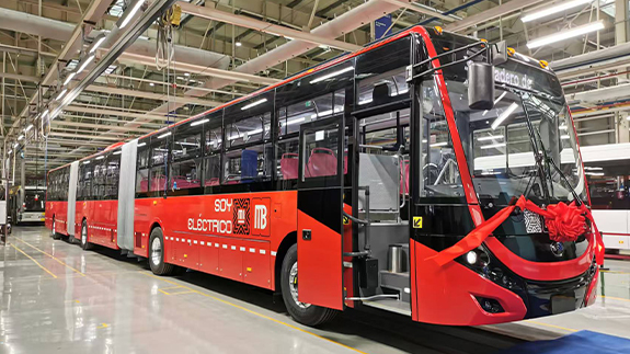 Il primo autobus elettrico articolato doppio da 26 metri al mondo esce dalla linea di produzione