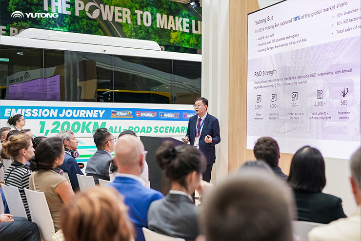 Yutong presenta la nuova generazione di autobus interurbani elettrici a batteria IC12E al UITP Summit di Amburgo 2025, mettendo in mostra linnovazione nellelettrificazione