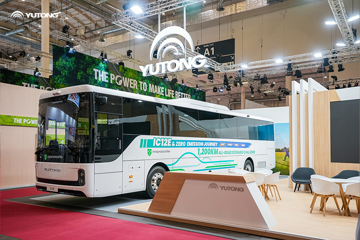 Yutong presenta la nuova generazione di autobus interurbani elettrici a batteria IC12E al UITP Summit di Amburgo 2025, mettendo in mostra linnovazione nellelettrificazione