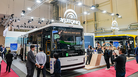 Yutong presenta la nuova generazione di autobus interurbani elettrici a batteria IC12E al UITP Summit di Amburgo 2025, mettendo in mostra l'innovazione nell'elettrificazione
