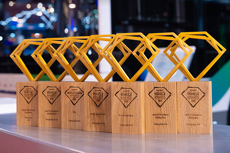 Yutong presenta la tecnologia EV a lunga durata al Busworld Europe 2025, conquistando sette importanti premi: i modelli Yutong T14E e U15 hanno ricevuto rispettivamente il 