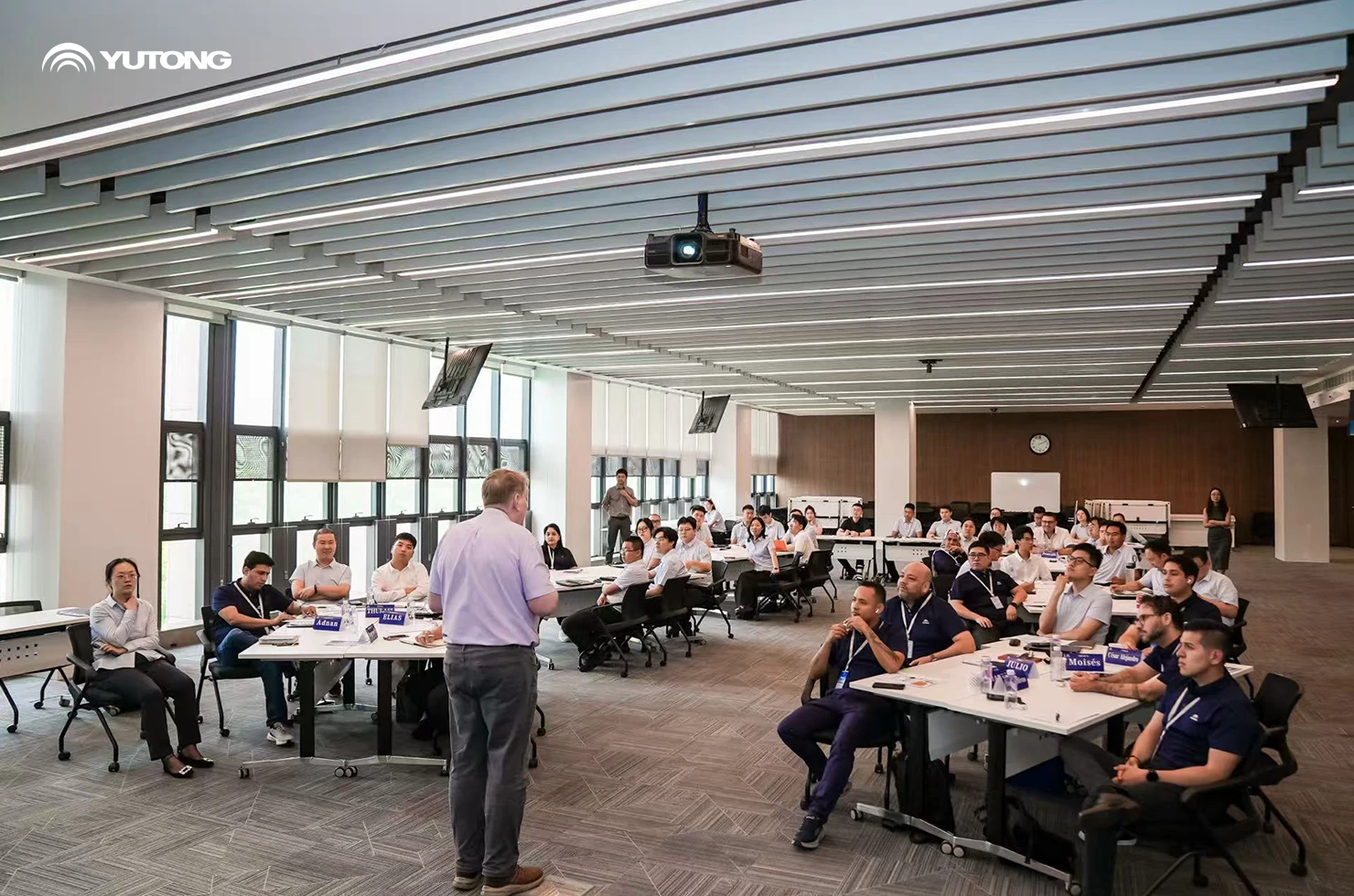 Riunirsi in Yutong, connettere il mondo, crescere di pari passo con la nostra forza lavoro globale Riunirsi in Yutong, connettere il mondo, crescere di pari passo con la nostra forza lavoro globale